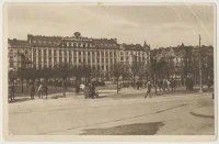 Na severní straně vyniká budova školy postavená roku 1913 podle projektu architekta Antonína Turka, vrchního městského inženýra Královských Vinohrad.